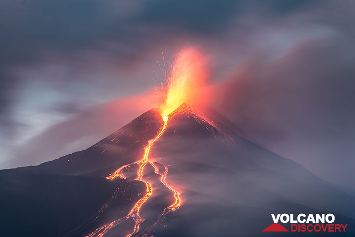 Strong strombolian activity (or pulsating fountains) feeding several active lava flows in the evening of 16 June. (Photo: Tom Pfeiffer)